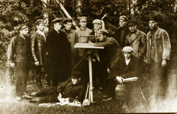 Занятия по геодезии. В центре снимка в белой кепке 
Н. Д. Павлов